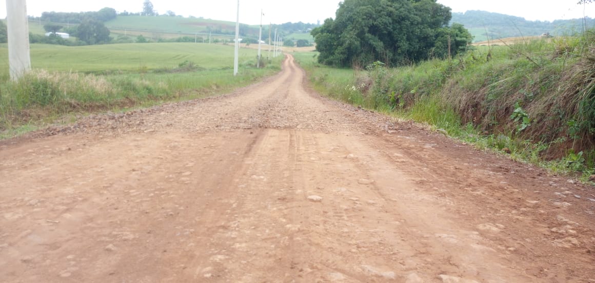 Você está visualizando atualmente Cascalhamento em trechos da estrada da Linha Santa Terezinha.