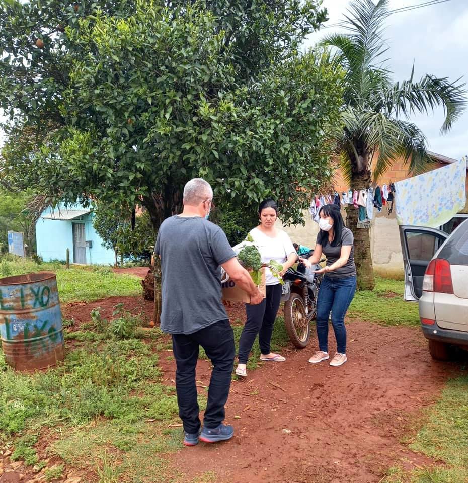 Você está visualizando atualmente FAMÍLIAS RECEBEM ALIMENTOS DOADOS NAS FEIRAS DO PRODUTOR