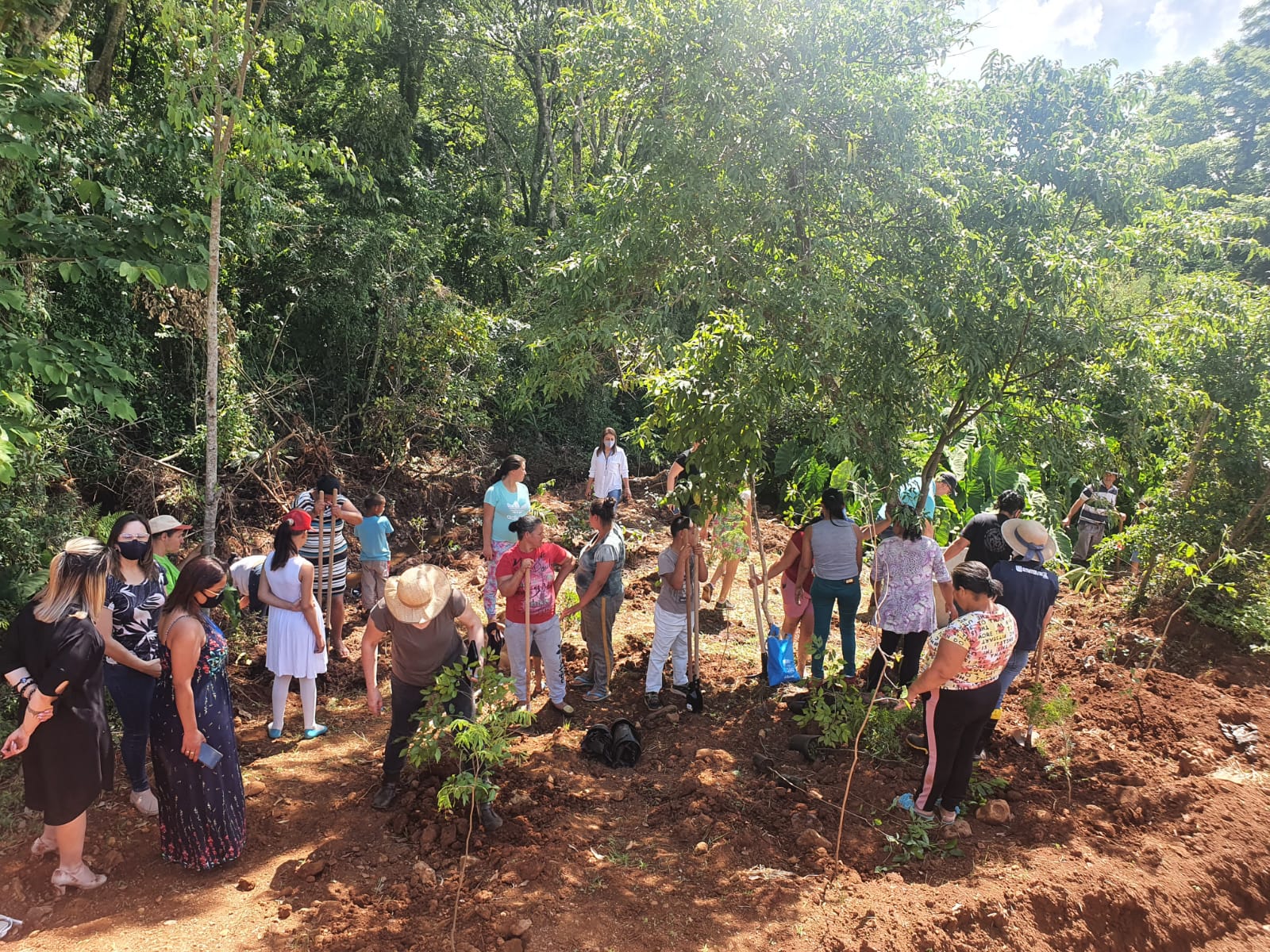 Você está visualizando atualmente PREFEITURA E EMATER REALIZAM PROTEÇÃO DE FONTE EM CAPO-ERÊ