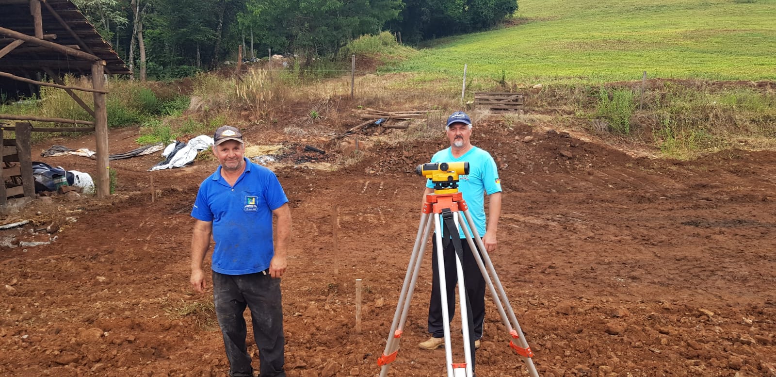 Você está visualizando atualmente Secretarias de Agricultura e Obras do município executam serviço de demarcação e terraplanagem para construção de “Compost Barn”.