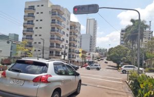 Leia mais sobre o artigo PASSAR NO SINAL VERMELHO PODE TIRAR VIDAS DE PEDESTRES E MOTORISTAS