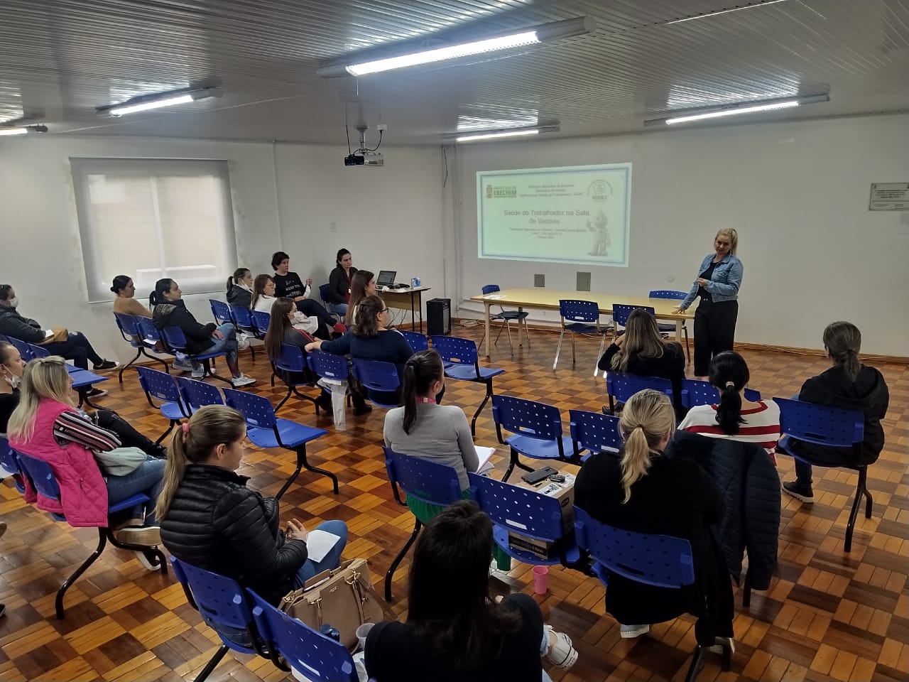 Você está visualizando atualmente SECRETARIA DE SAÚDE MINISTRA CAPACITAÇÃO SOBRE SALA DE VACINAS