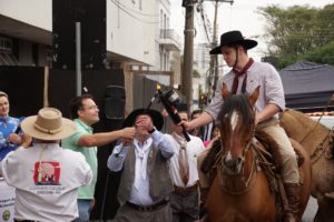 Leia mais sobre o artigo ACENDIMENTO DA CHAMA ITINERANTE REGIONAL HOMENAGEIA PROFISSIONAIS DA SAÚDE