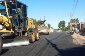 Leia mais sobre o artigo SECRETARIA DE OBRAS RECUPERA TRECHOS DE 13 RUAS DO MUNICÍPIO NUMA SEMANA