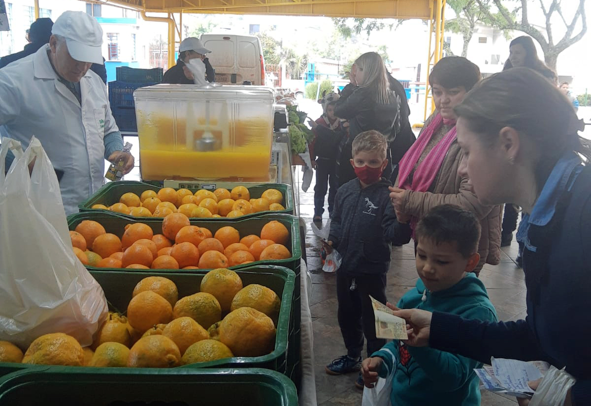 Você está visualizando atualmente PRODUTOS SAUDÁVEIS E EXPERIÊNCIA COM DINHEIRO – FEIRA DO PRODUTOR VAI ÀS ESCOLAS MUNICIPAIS