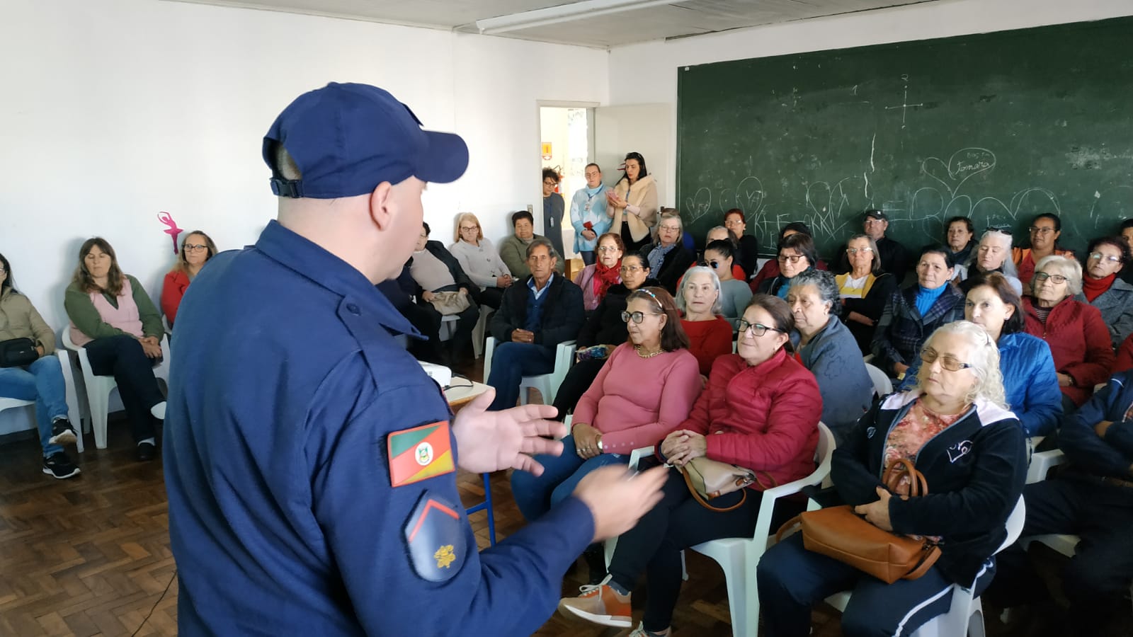 Você está visualizando atualmente BOMBEIROS REALIZAM ATIVIDADE DE PREVENÇÃO COM IDOSOS NO CRAS NO PRESIDENTE VARGAS