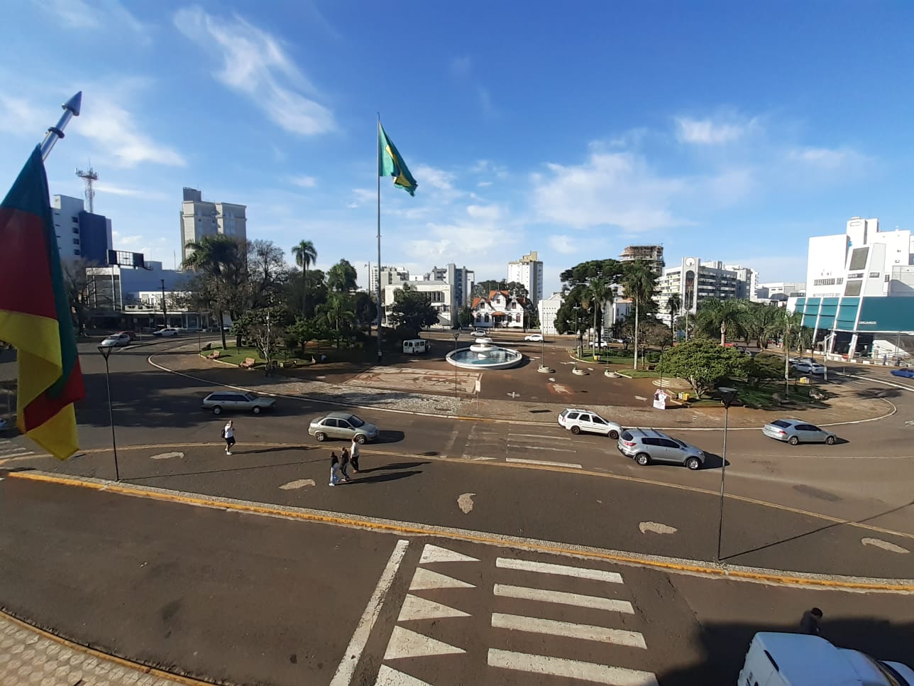 Você está visualizando atualmente NESTE SÁBADO (23) TEM DRIVE DE ARRECADAÇÃO DE ROUPAS E ALIMENTOS NA PRAÇA DA BANDEIRA