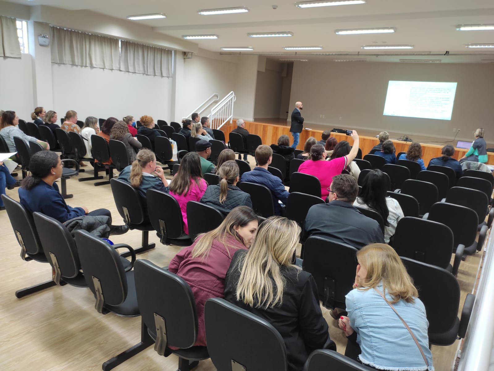 Você está visualizando atualmente ESTUDOS E TRABALHOS DE ATUALIZAÇÃO DO PLANO DE CARREIRA DO MAGISTÉRIO SEGUEM EM ERECHIM