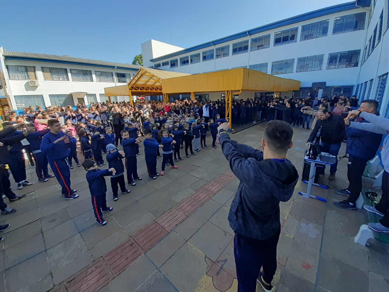 Você está visualizando atualmente ESCOLA EM MOVIMENTO: PROJETO INTEGRA AÇÕES DA EDUCAÇÃO E DA SAÚDE PROMOVENDO O BEM-ESTAR