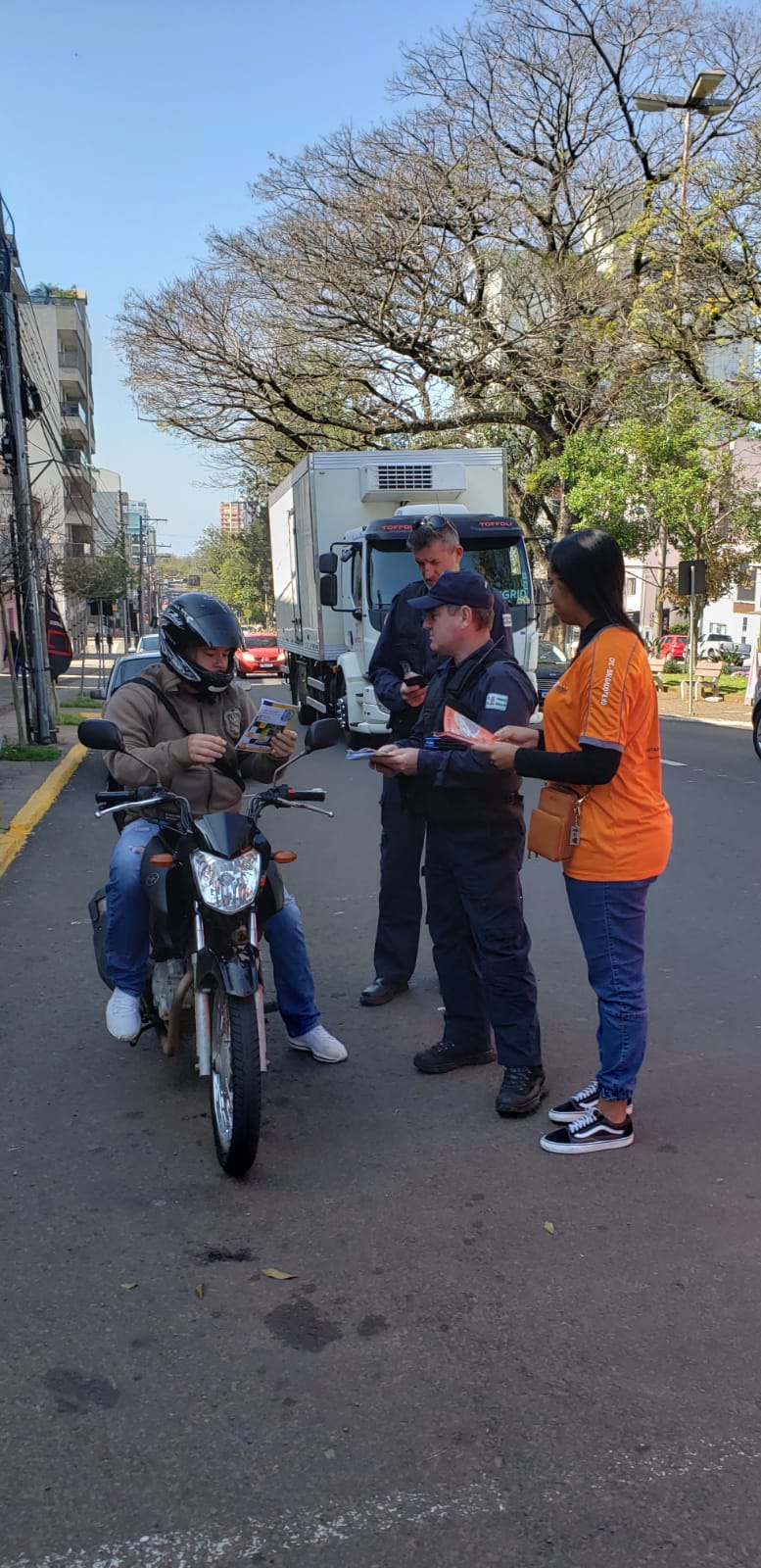 Você está visualizando atualmente BLITZ EDUCATIVA ORIENTA MOTORISTAS PARA TRÂNSITO SEGURO