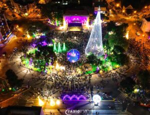 Leia mais sobre o artigo MAGIA DO NATAL: SHOW E INAUGURAÇÃO DAS LUZES LOTAM PRAÇA DA BANDEIRA