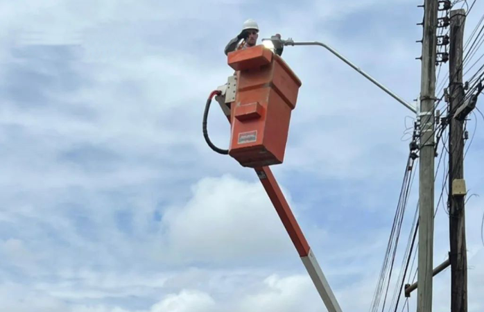 Você está visualizando atualmente LÂMPADAS DE LED COMEÇAM A SER INSTALADAS NOS BAIRROS