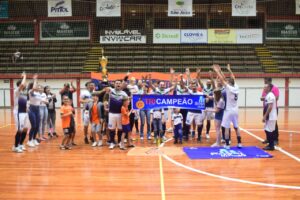 Leia mais sobre o artigo TAÇA ERECHIM DE FUTSAL: GAVIÕES ROSSI IMÓVEIS É CAMPEÃO VETERANO