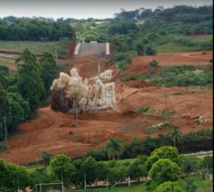 Leia mais sobre o artigo PREFEITURA DETONA PEDREIRA PARA CONTINUAR OBRAS DE ACESSO AO NOVO DISTRITO INDUSTRIAL NORTE