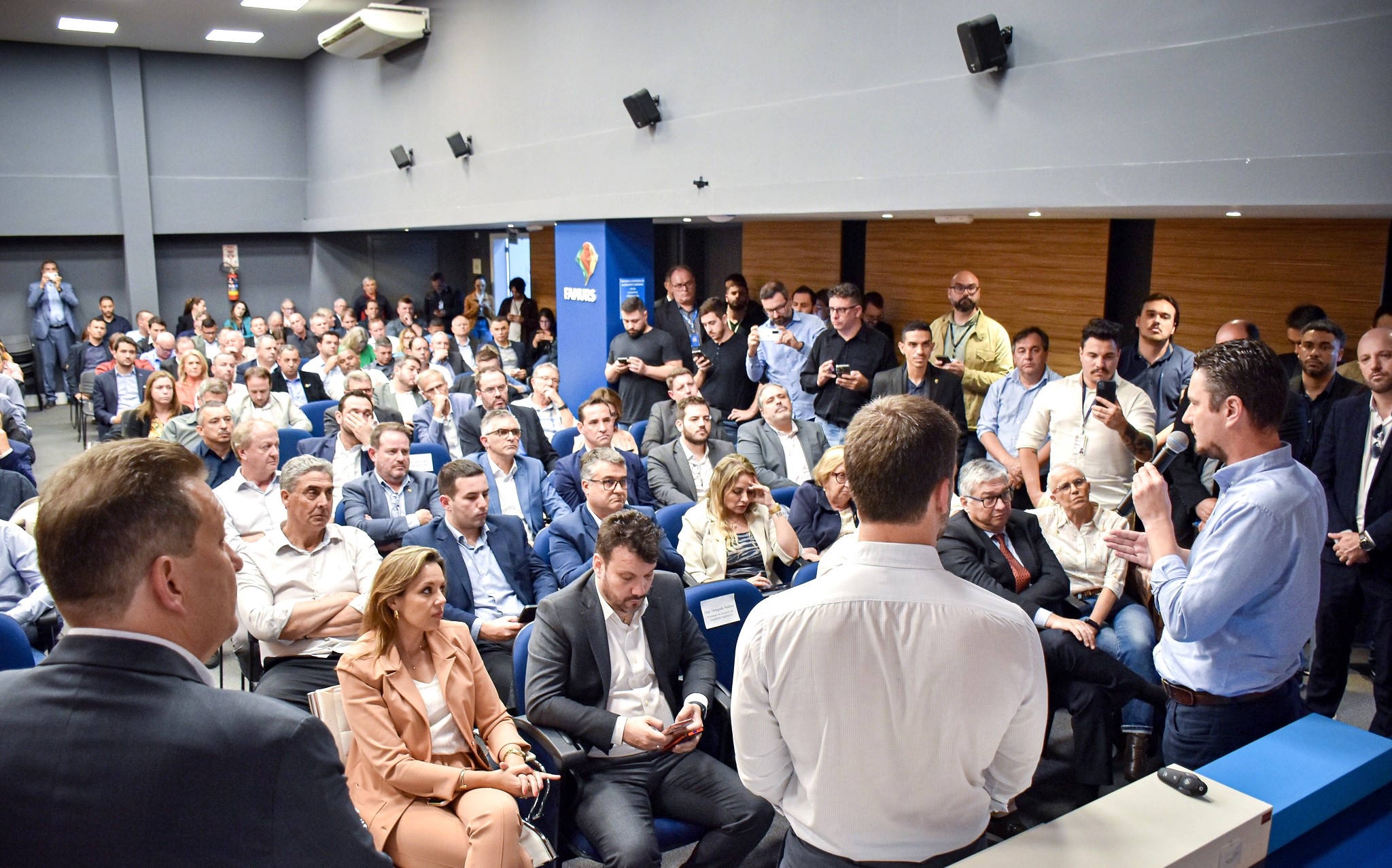 Leite participa de almoço na Fiergs e defende projeto que eleva o ICMS